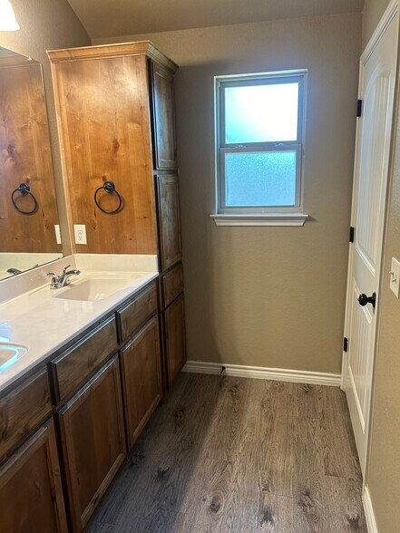 Building Photo - 4300 Hunters Place Dr