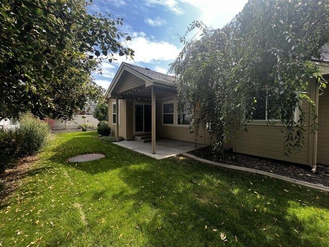 Building Photo - 1416 W Great Basin Dr