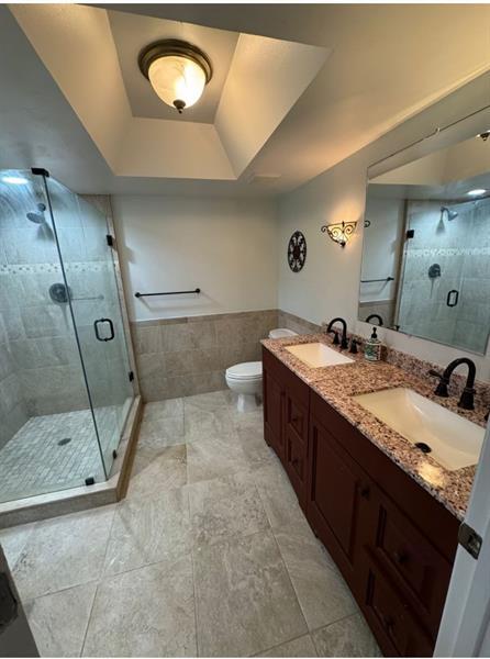 Building Photo - 13851 Oneida Dr