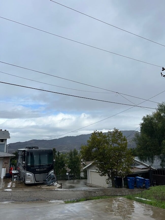 Building Photo - Beautiful Newly Renovated 1 Bedroom/1 Bathroom House