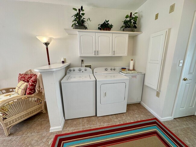 Building Photo - Lovely 3 bedroom/2 bathroom fully furnished home located in Tanglewood Subdivision