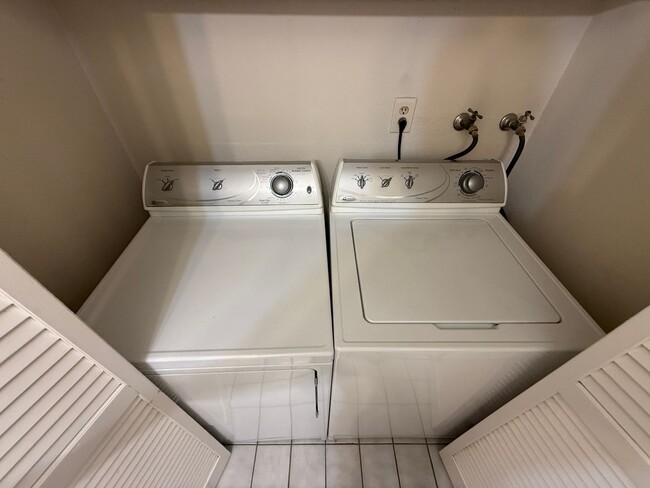 Building Photo - Ground Floor Condo in Wonderful Warm Sprin...