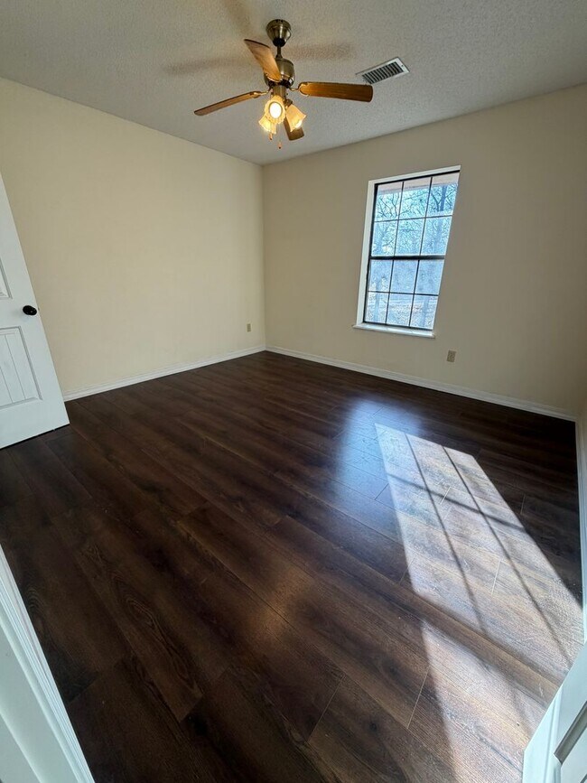 Building Photo - $2,000 Move In Special