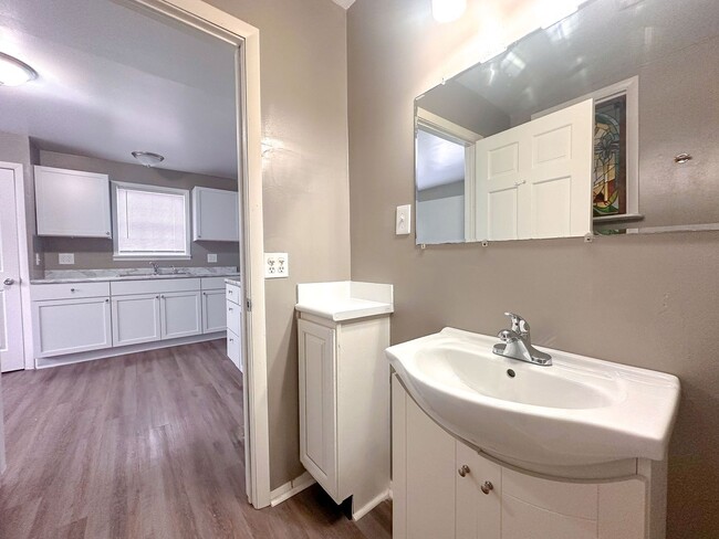 Building Photo - 3 bedroom 2 bath