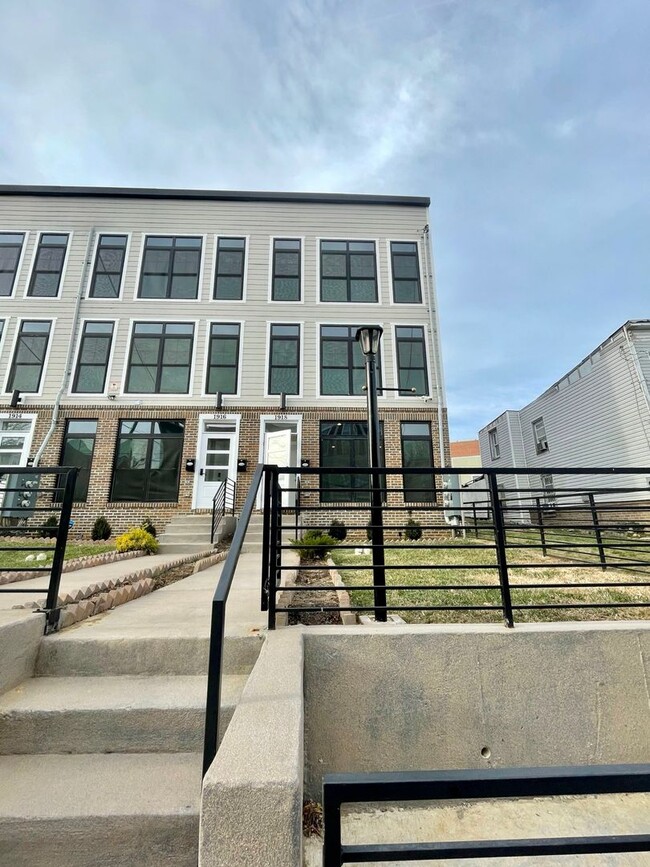 Primary Photo - Gorgeous 3 BR/2.5 BA Apartment in Ivy City...