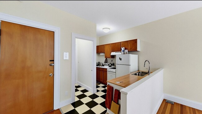 Building Photo - Desirable apartment in Brookline