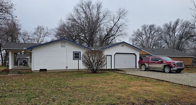 Building Photo - 315 N Pecan St