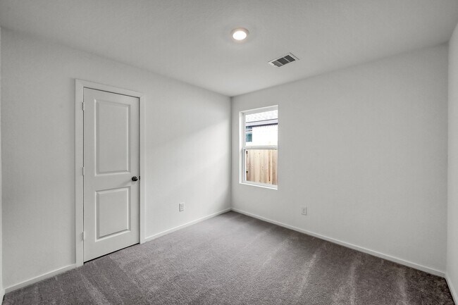 Building Photo - 16811-16811 Old Wagon Wy