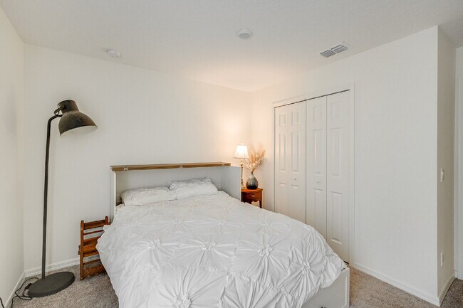 Building Photo - Bright & Spacious 3 Bedroom, 2 Bathroom Home with 2-Car Garage