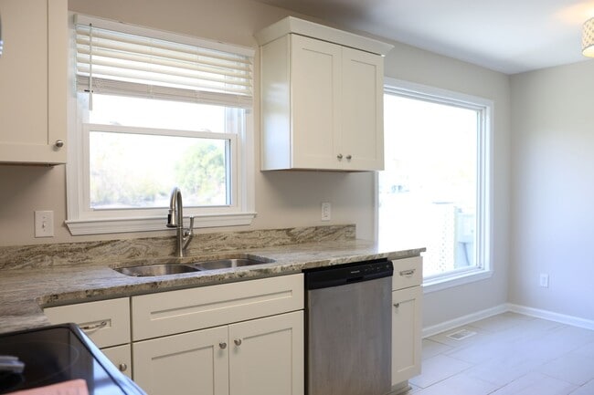 Building Photo - Fabulous neighborhood 4 BR home right on Elizabeth Lake