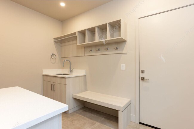 Building Photo - Exquisite Tetherow Living with Resort Memb...