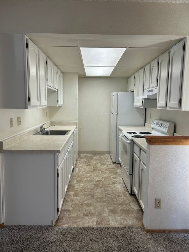Building Photo - 2 bedroom with Wood Burning Fireplace In V...