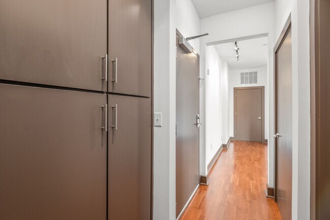 Building Photo - (Coming Soon) 1 Bedroom Condo In Southend with garage