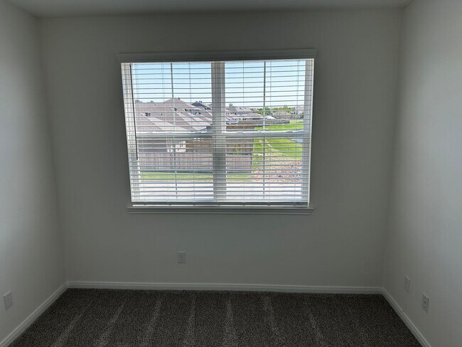 Building Photo - 4 bed 3 bath new build in the Lakes at University Place