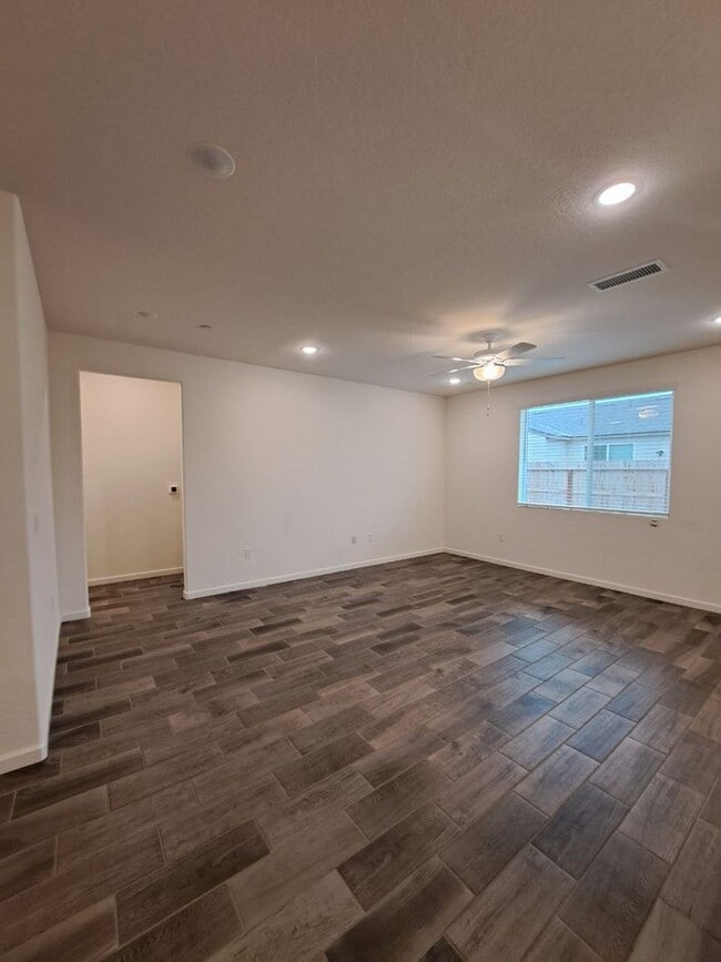 Building Photo - RENT REDUCE TO $2490 - New Fresno Home with Bonus Room & Solar!