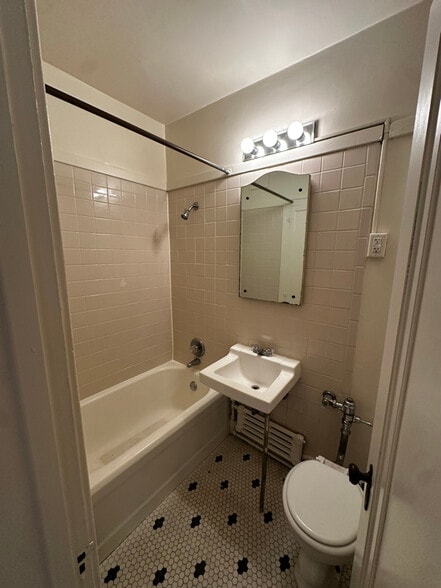 Building Photo - 4442 N Oakland Ave