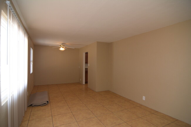 Building Photo - Remodeled 3 Bedroom 1 Bath House! Central ...