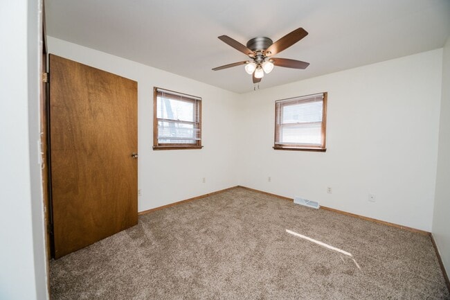 Building Photo - 3 bedroom / 1 bathroom Duplex in Portage