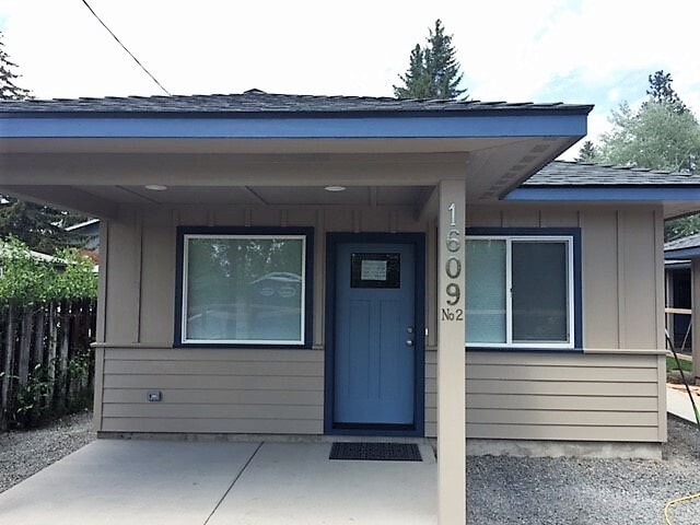 Primary Photo - Light & Bright 2 Bed/2 Bath Mid-Town Cottage with Garage