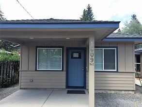 Building Photo - Light & Bright 2 Bed/2 Bath Mid-Town Cottage with Garage