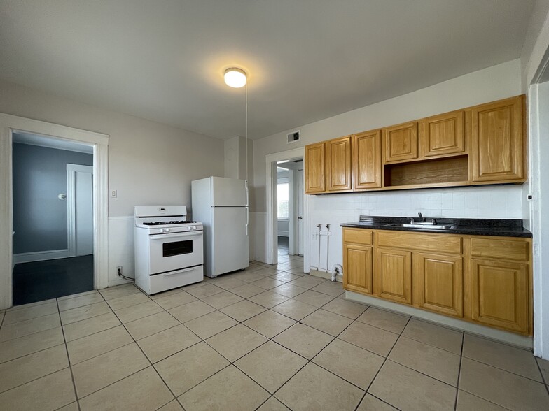 Kitchen - 367 Bishop Ave