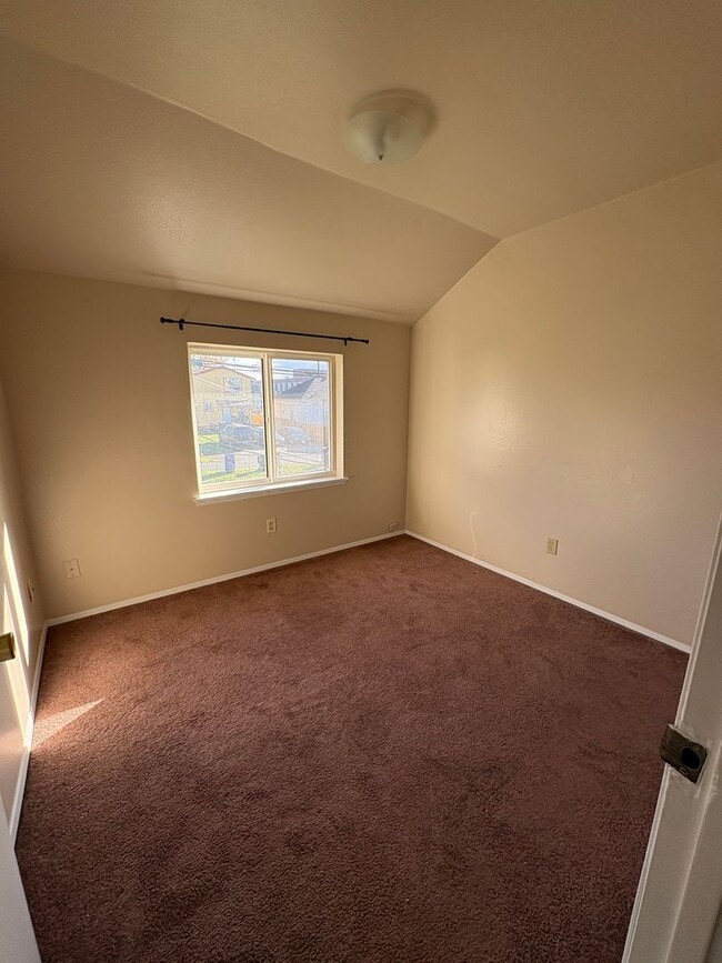 Building Photo - 3 bd/1 ba Duplex in Tacoma - $1,700