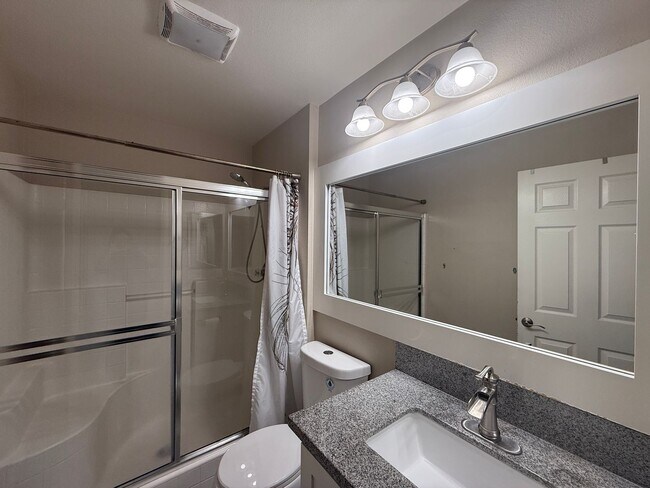 Building Photo - Available Now Palmdale 7 bedrooms !