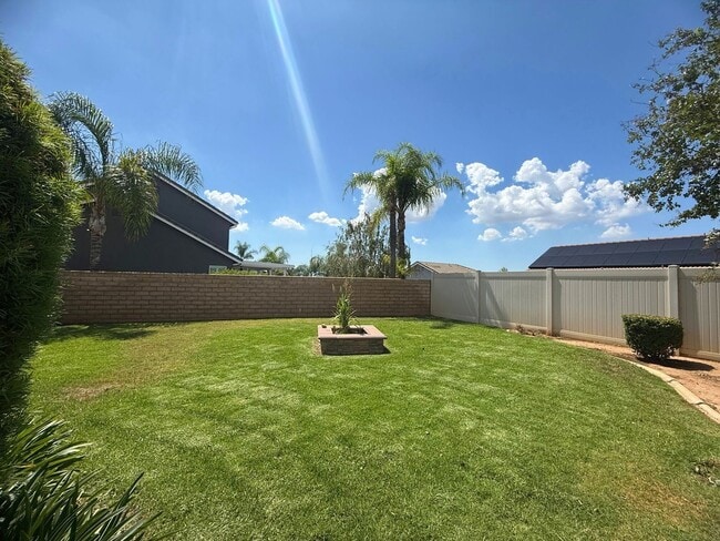 Building Photo - Beautiful 2 story 4 bed/2.5 bath Home in Y...