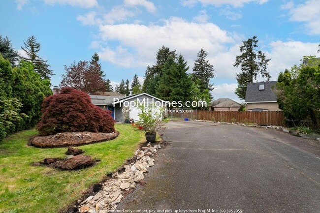 Building Photo - Three Bedroom Escape in Oregon City!