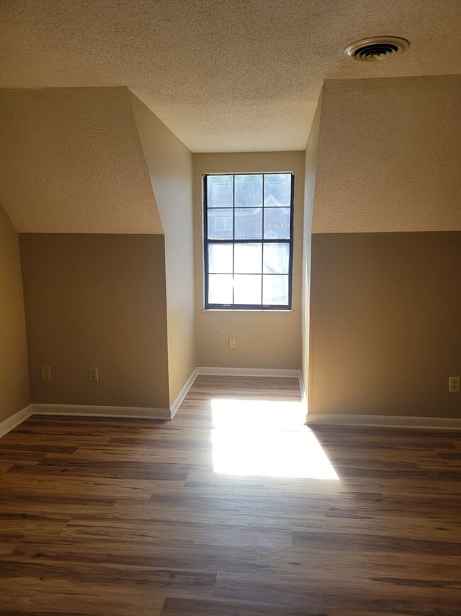 Building Photo - Knoxville 37922 - 2 bedroom, 2 bath townho...