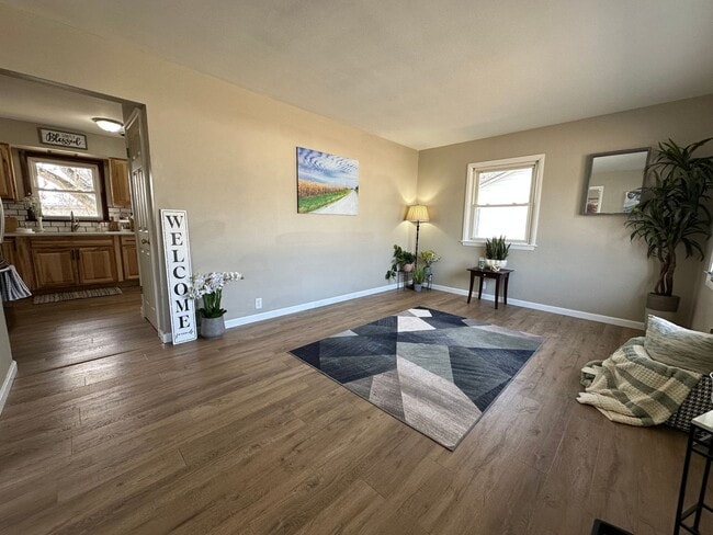 Building Photo - Remodeled 3 bed, 1 bath home for rent in Northeast Waterloo