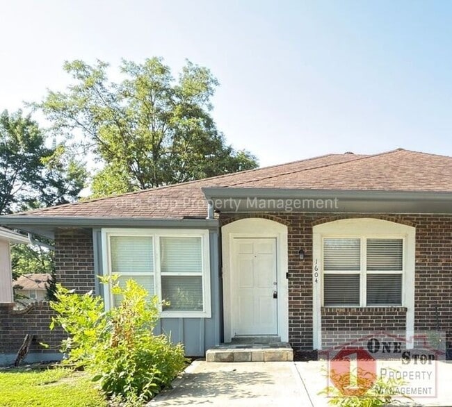 Primary Photo - 3 Bed / 2 Bath Duplex in Blue Springs!