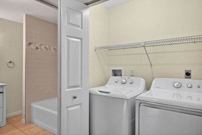 Building Photo - 2 Bedroom 2 bath Oversized Duplex with 2 Car Garage