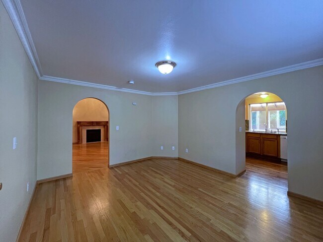 Building Photo - NE Tacoma - Large 3 bedroom 2.5 bathroom w...