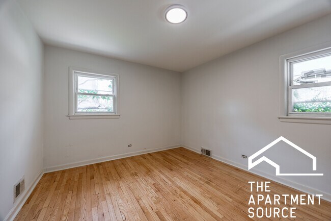 Building Photo - 1749 E 71st Pl