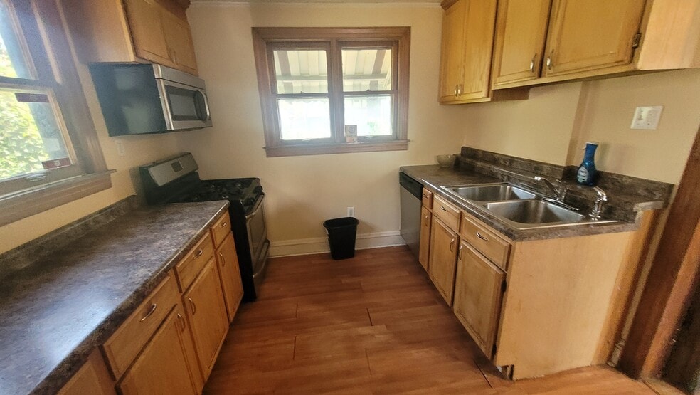 Building Photo - 1822 Charles St