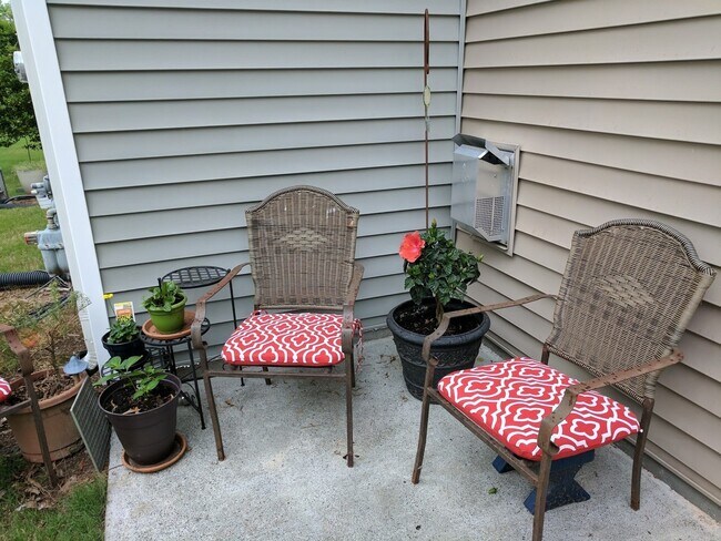 Building Photo - Location, Location, Location! Fantastic 3/2.5 Townhome in the Heart of RTP!