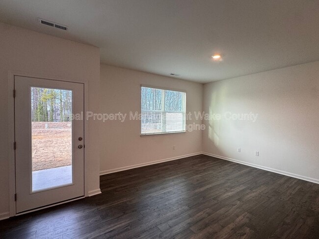 Building Photo - 407 Belgian Red Wy