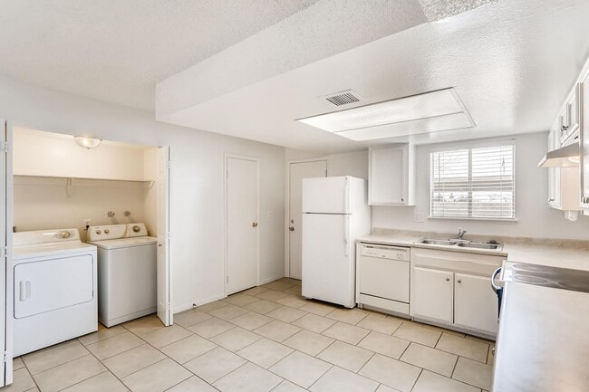 Building Photo - ADORABLE TOWN HOME with BALCONY and a GREAT SIZE PATIO/"BACKYARD"