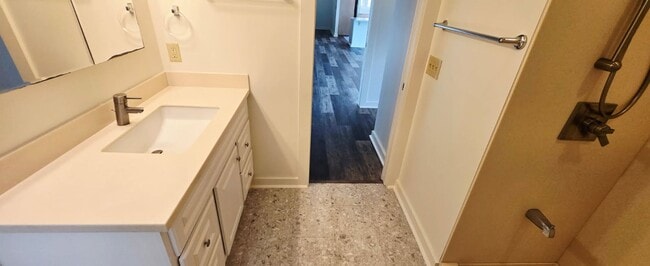 Building Photo - Large 3-Bedroom & 2-Bath Home