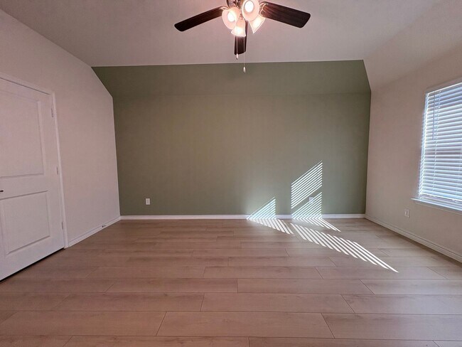 Building Photo - Pristine in Princeton!