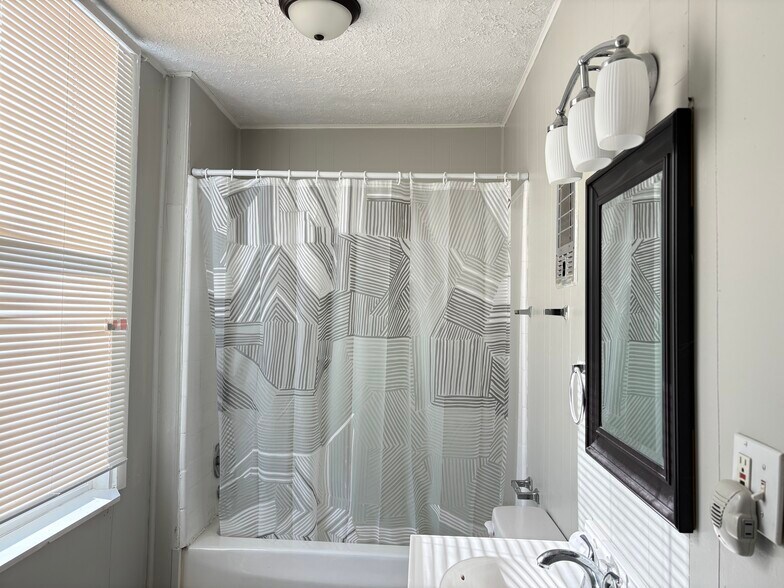 Building Photo - 729 E Maple St