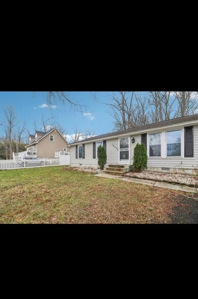 Building Photo - 1605 Airport Ln