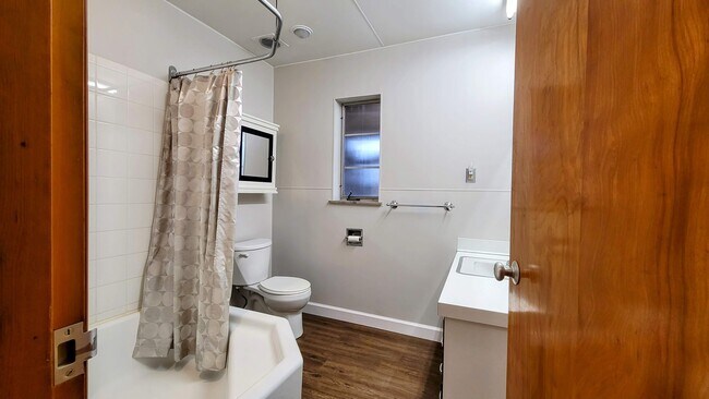 Building Photo - 495 Compton Rd