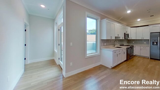 Building Photo - 104-106 Warren St. Unit 13