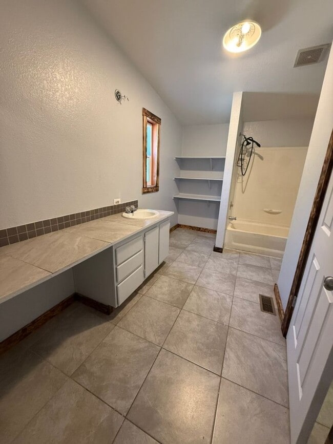 Building Photo - Newly Remodeled Home - Fully Fenced and Gated