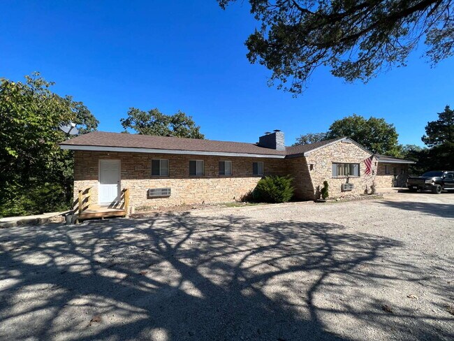 Building Photo - "Charming 1-Bedroom Retreat in Forsyth - Perfect for Cozy Living!"