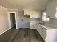 Building Photo - House - 2 Bedrooms / 1 Bathroom - Paramount