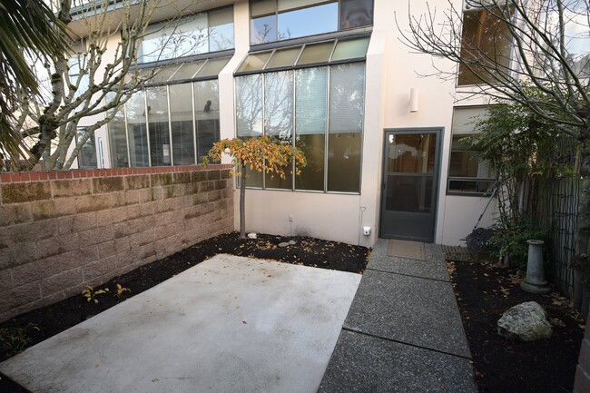 Building Photo - 2 bed 2.5 bath condo in the heart of Sequim!