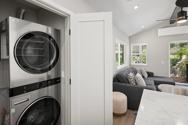 Building Photo - Luxurious Living at Its Finest | 1-Bedroom...